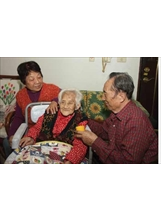 榮民楊文鈞伉儷侍母至孝，親切服侍一百零三歲母親，洋溢溫馨和樂的氣氛。（台南市榮服處提供）之照片