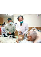 臺中榮總院長陳適安慰訪住院榮民長者，讓他們感受到輔導會及醫院的關懷。（圖／中榮）之照片