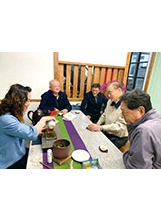 主委（左四）拜訪太平村，與嚴村長（左二）在「山茶花茶居」一起欣賞吳金蒨（左一）的茶藝演示。（圖／梅子坑藝文推廣促進會，攝於疫情警戒前）之照片