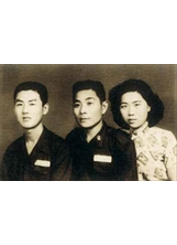 作者殷勝祥（左）和姊姊殷蘭祥（右一）、姊夫郭培和（右二），當年一起見證了大遷徙。（圖／殷勝祥）之照片