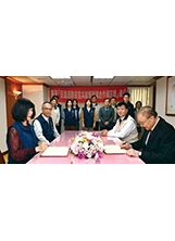 主任委員（前右）與臺北城市科大校長馮美瑜（前左）簽署合作備忘錄，以提升退除役官兵職場競爭力。（圖／林建榮）之照片