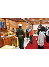 主任委員在新竹榮家榮靈祠，向「歷年亡故榮民」牌位上香祈福。（圖／林建榮）之照片