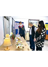 臺北榮家家主任劉化宇（左），向呂副主委（中）解說觀摩會場各道佳餚的特色。（圖／臺北榮家）之照片