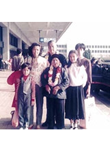 作者王怡波（後排中）陪同母親（前排中）飛抵臺灣，全家在桃園機場迎接，祖孫三代溫馨同聚。（圖／王怡波）之照片