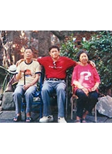潮州空軍眷村，留給作者陳金生（中）與父母親難忘的人生回憶。（圖／陳金生）之照片