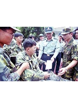 921大地震期間，國軍展開救援，時任參謀總長的故湯前部長（右二）慰問辛苦的救災袍澤。（圖／聯合知識庫）之照片