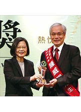 陳威明副院長（右）獲蔡總統頒發公務人員傑出貢獻獎。（圖／北榮）之照片