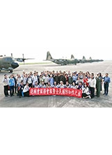 與會人員參訪屏東空軍第六混合聯隊，在機場內留下美好回憶。（圖／林建榮）之照片