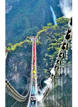 南投信義鄉的雙龍七彩吊橋，像一道彩虹懸掛在山谷間。（圖／南投縣政府）之照片