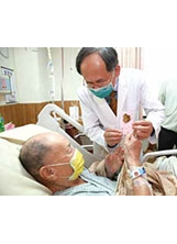 中榮院長陳適安親切關懷病患。（圖／中榮）之照片