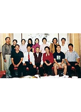 作者劉智群（前排左二）家族和他父親劉龍鳳（前排左三）的老同袍，感情深厚。（圖／劉智群）之照片