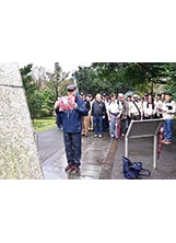 主任委員在國際終戰和平紀念園區紀念碑前獻花，向二戰期間犧牲受難的戰俘致敬。（圖／林建榮）之照片