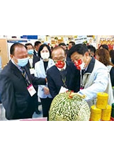陳副主委（右）在國際食品展上，大力推薦極具特色的福壽北瓜。（圖／輔導會）之照片
