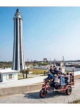 芳苑燈塔是彰化王功地區著名的景點，搭乘蚵車是具特色的體驗活動。