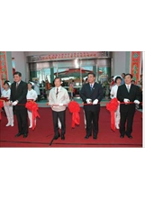 行政院謝院長與高主委共同為位於馬蘭社區的台東榮院新建醫療大樓剪綵啟用。之照片