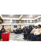 李副主委（右二）出席新書發表會，國安會前秘書長丁渝洲（左邊立者）在會中評析兩岸情勢。（圖／鍾祖豪）之照片