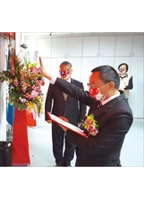 基隆市榮服處處長方正（中）宣誓就職，前主秘吳志揚（左）勉勵他再接再厲。（圖／基隆市榮服處）之照片