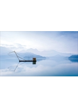 四手網竹筏飄於水上，在日月潭清晨時刻，天空微光映在潭面，如夢似畫。之照片