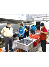 吳副主委（左）視導聯廚餐廳供膳衛生，希望住民都能擁有優質用餐環境。（圖／白河榮家）之照片