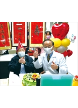 新竹榮家：史銀柱爺爺在北榮新竹分院療養，榮家安排以視訊慶生。之照片