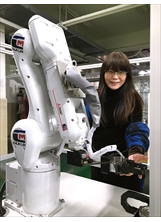 機器手臂讓李玉華在「智動化與機器人班」的教學更具效果。（圖／鍾祖豪）之照片