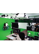 學員在虛擬攝影棚的綠幕前，練習拍攝手法與影像效果。（圖／職訓中心）之照片
