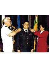 林醫師（中）晉升美國陸軍軍醫上校，夫人陳福仙女士（右）出席授階典禮，分享林醫師的榮耀與喜悅。（圖／廖美富）之照片