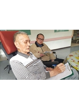 馬蘭榮家高爺爺（左）簽署「預立醫療決定書」，依法選擇善終與善生。（圖／馬蘭榮家）之照片
