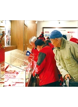 桃園榮家家史館展示許多榮民的獎章與文物，表彰榮民們為國奉獻。（圖／桃園榮家）之照片
