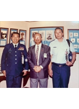 嘉義空軍四五五聯隊隊史館前，作者路明上校大隊長（右）與擊落米格機的戰神歐陽漪棻（中）、聯隊長張國正少將（左），留下英雄身影。（圖／路明）之照片