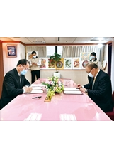 主任委員（前右）與寶佳公益慈善基金會董事長賴進祥（前左）簽約，以促成寶佳基金會捐款照顧榮民（眷）的善舉。（圖／林建榮）之照片