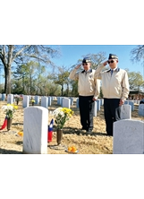 輔導會駐美人員倪邦臣組長（左）及程國峰秘書（右）在喬治亞州班寧堡軍人公墓，代表主委向埋骨異鄉的空軍先烈行禮致敬。（圖／輔導會）之照片