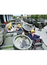 主委偕參加投資事業工作會報人員，參觀左營海軍陸戰隊駐地，體驗搭乘兩棲突擊車的滋味。之照片