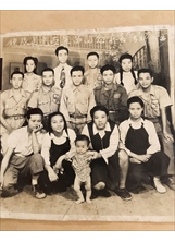 作者鍾光亞（第二排左三）與政工隊同袍及其家人，珍惜在臺灣獲得的安定生活。（圖／鍾光亞）之照片