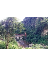石碇溪畔的紅色淡蘭吊橋，全長約一○○公尺，悄然寧靜地佇立山水之間。（圖／林建榮）之照片