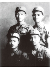 經過海南島保衛戰的戰火洗禮，作者喻德文（後排左一）與其他少年兵隨部隊轉進臺灣。（圖／喻德文）之照片