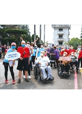 彰化榮家住民於花園廣場參加「健康大步走」活動，享受和煦春光。（圖／彰化榮家）之照片