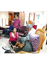 板橋榮家梁涵鈞同學（中排左）與爺爺、奶奶們一同歡唱，生活中增添了活力與趣味。 （圖／板橋榮家）之照片