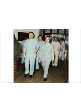 六十九年六月間，孫資政巡視輔導會，右為前主委趙聚鈺先生。之照片