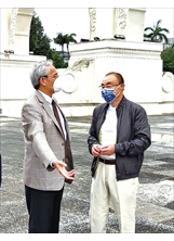 北榮院長陳威明（左）於中正紀念堂向主任委員（右）報告「車來速」整備情形。（圖／李樹人）之照片