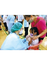中榮嘉義分院為崇文國小學童接種COVID-19疫苗時，貼心準備糖果、餅乾，撫慰孩童怯怕的心靈。（圖／中榮嘉義分院）之照片