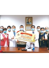 吳副主委（中左）在高榮臺南分院頒發防疫工作慰問金三十萬元，由院長王瑞祥（中右）代表接受。（圖／高榮臺南分院）之照片
