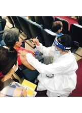醫護人員在埔里分院大禮堂為民眾施打疫苗，同心抗疫。（圖／中榮埔里分院）之照片