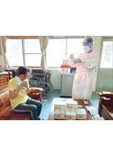 雲林榮家醫護人員穿著國際佛光會中華總會贈送的防護衣，並以該會贈送的唾液快篩試劑為住民快篩。（圖／雲林榮家）之照片