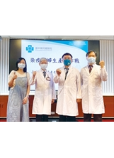 生產後的陳姓孕婦（左一）與中榮副院長李政鴻（右二），及醫療團隊共同出席記者會，見證中榮的醫療能力。（圖／中榮）之照片