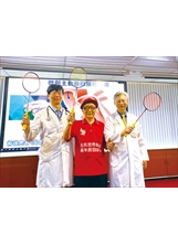 中榮副院長傅雲慶（右）、心臟血管中心劉尊睿醫師（左）祝百歲「老頑童」林友茂（中）呷百二。（圖／中榮）