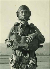 楊德孚先生年輕時在特種部隊接受跳傘訓練，展現無畏與犧牲奉獻的愛國精神。（圖／新竹榮服處）