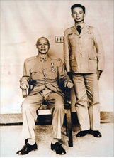 「七二一」空戰英雄歐陽漪棻（右）與蔣公合照。