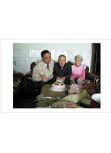 台中縣榮服處處長詹統光（左）為一０六歲人瑞張文貴慶生，大伙一起切蛋糕及唱生日快樂歌，現場氣氛溫馨。（侯蘭庭攝）之照片