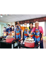 板橋榮家家主任張長林（右二）偕同仁，和住民長輩都扮成超人，共同慶祝「超人爸爸」父親節快樂。（圖／板橋榮家）之照片